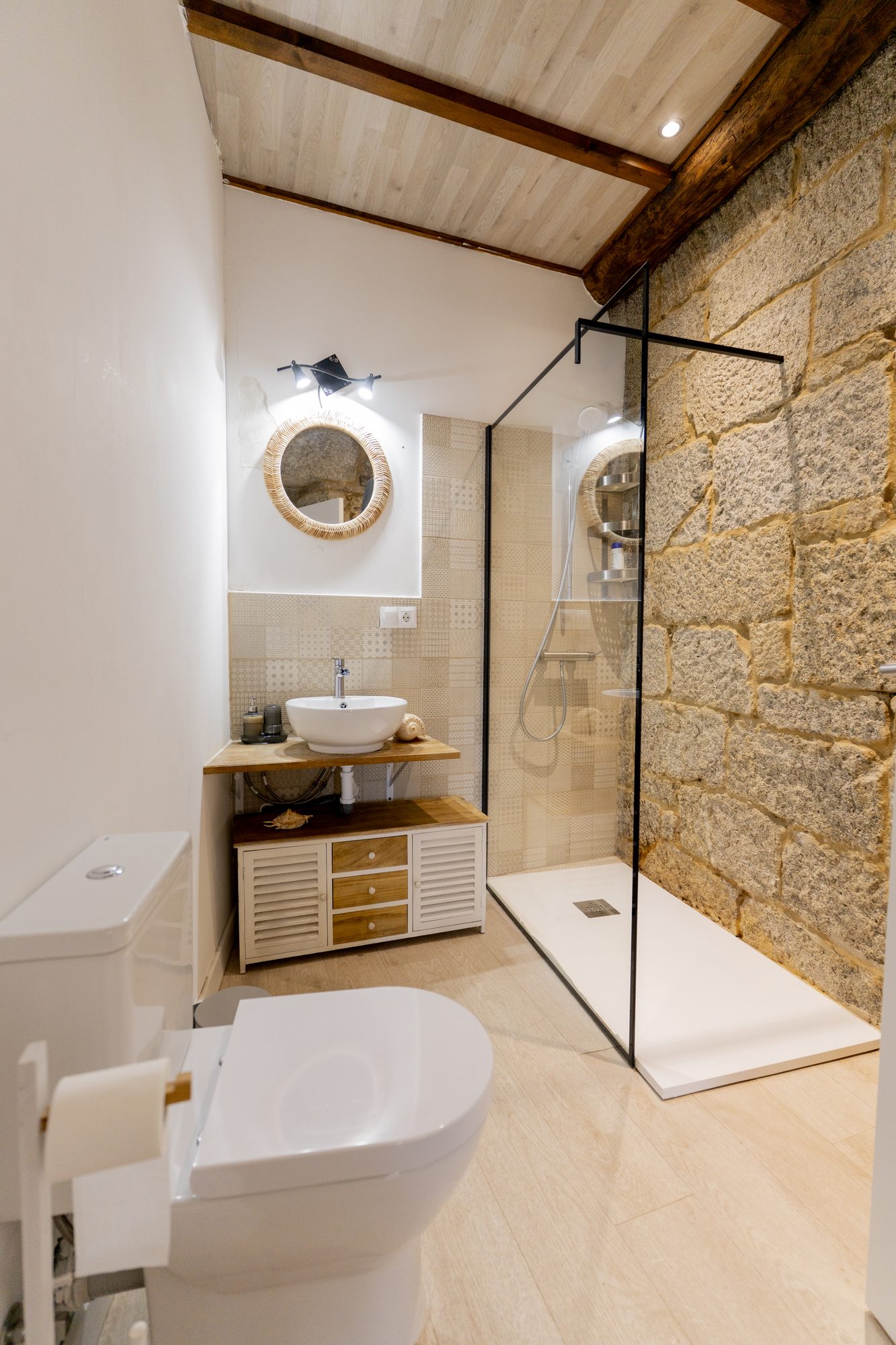 Casa Bubela Dozón - Baño con pared de piedra y ducha walk-in