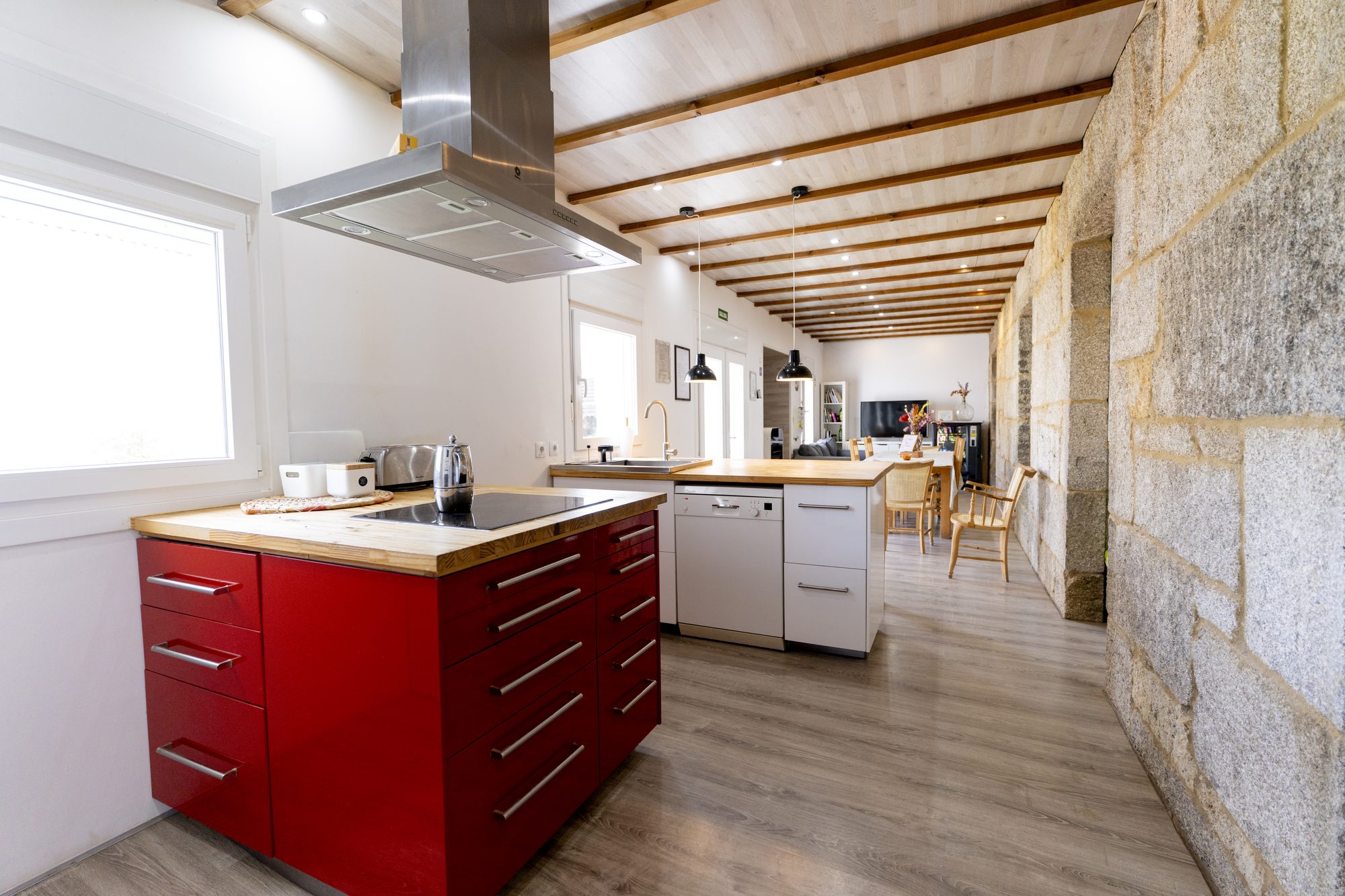 Servicios - Cocina equipada con isla de Casa Bubela Dozón