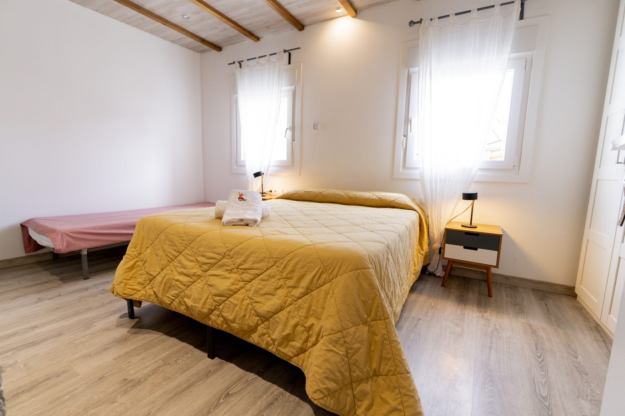 Casa Bubela Dozón - Dormitorio con cama doble y banco auxiliar