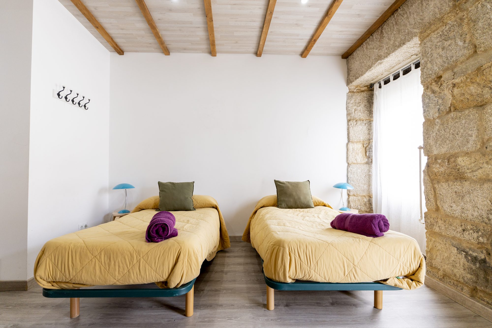 Casa Bubela Dozón - Habitación elegante con pared de piedra